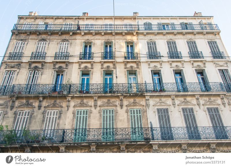 Hausfassade in Marseille Starke Tiefenschärfe Sonnenlicht Kontrast Außenaufnahme Licht Froschperspektive Menschenleer ästhetisch alt Fenster Balkon Fassade