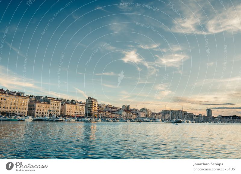 Hafen in Marseille Frankreich Hafenstadt Altstadt Hafencity Bewegung Mittelmeer Fassade Himmel Dämmerung Textfreiraum oben Menschenleer Wasser Tourismus