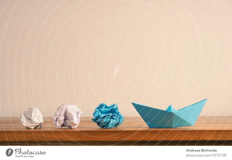 Neue Ideen oder Teamarbeitskonzept mit zerknülltem Papier und Papierboot Hintergrund blau Boot Business Farbe Kompass Konkurrenz Konzept Textfreiraum kreativ