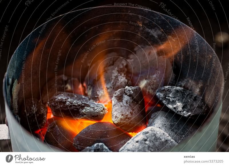 brennende Grillkohle in rundem offenen Kamin Feuer Grillsaison Glut heiß gelb orange schwarz Umweltverschmutzung Abgas Außenaufnahme Nahaufnahme