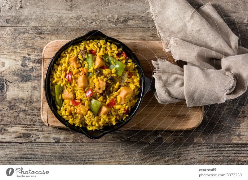 Gebratener Reis mit Hühnerfleisch und Gemüse auf einer Eisenpfanne asiatisch Hähnchen Chinesisch kochen & garen Essen zubereiten lecker Speise Lebensmittel