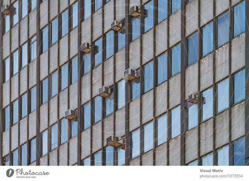 Fassade eines alten Gebäudes von 1964 Design Architektur blau Farbe Klimaanlagen Fenster Gebäudefassade urban Stadtfassade Tiefblick Reihe architektonisch Glas