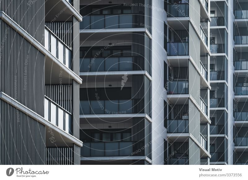 Geometrische Ansicht von Wohngebäuden Design Wohnung Gebäude Architektur Fassade Balkon Farbe Fenster Reihen von Balkonen Gebäudefassade urban Stadtfassade