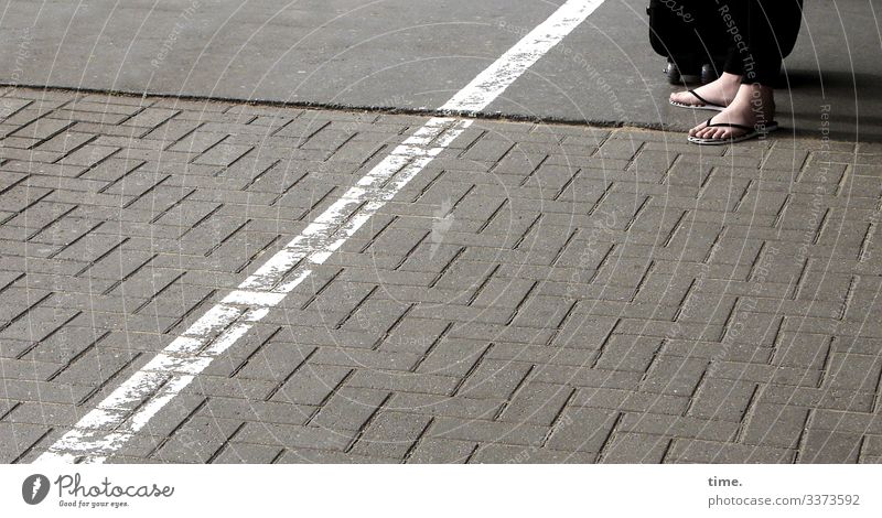 Geduld am Bahnsteig bahnsteig tageslicht füße barfuß frau koffer flipflops streifen asphalt platz steine stehen warten geduld grenze sicherheit schutz