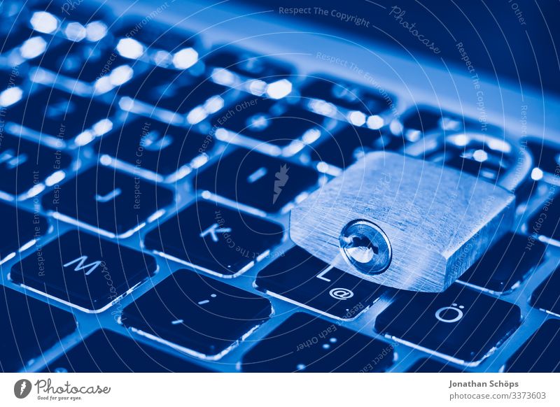 Schloss als Symbol für Privatsphäre, Internetsicherheit und allgemeine Datenschutzverordnung auf einem Notebook-Computer ssl Datenträger Netzsicherheit DSL