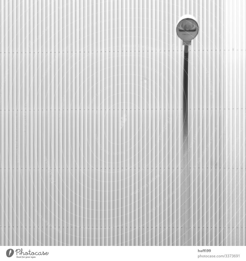 Straßenbeleuchtung vor Wellblechfassade Wellblechwand wellblechhalle minimalistisch minimalistischer Hintergrund minimalistisches Muster Linie Fassade