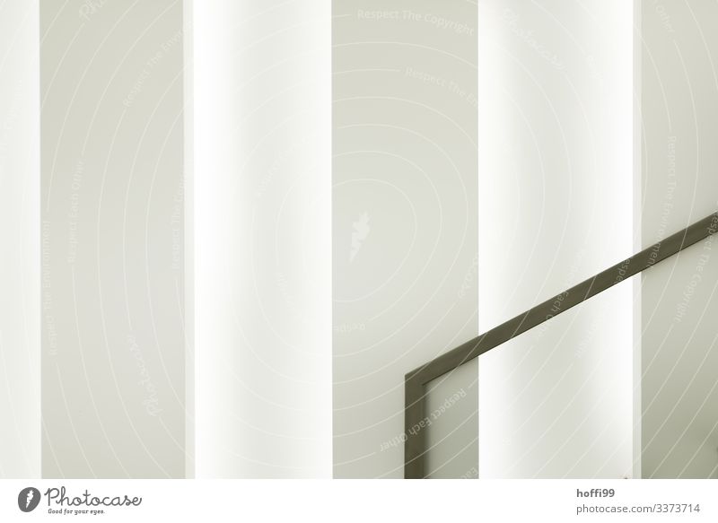 Handlauf Treppengeländer vor weisser Wand Abstrakte Form architektur Architekturfotografie Innenraum minimalistisch weiße wand strukturierte Wand abstrakt