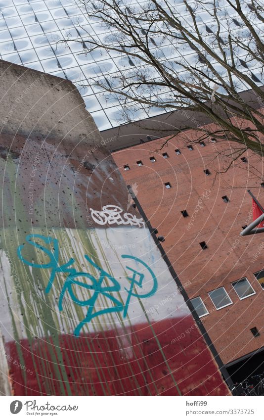 Berliner Mauer Fragment zu Gast in Hamburg - wohl länger dort anzutreffen .... Wahrzeichen Denkmal Grenze Hafencity Sehenswürdigkeit Bauwerk Deutschland