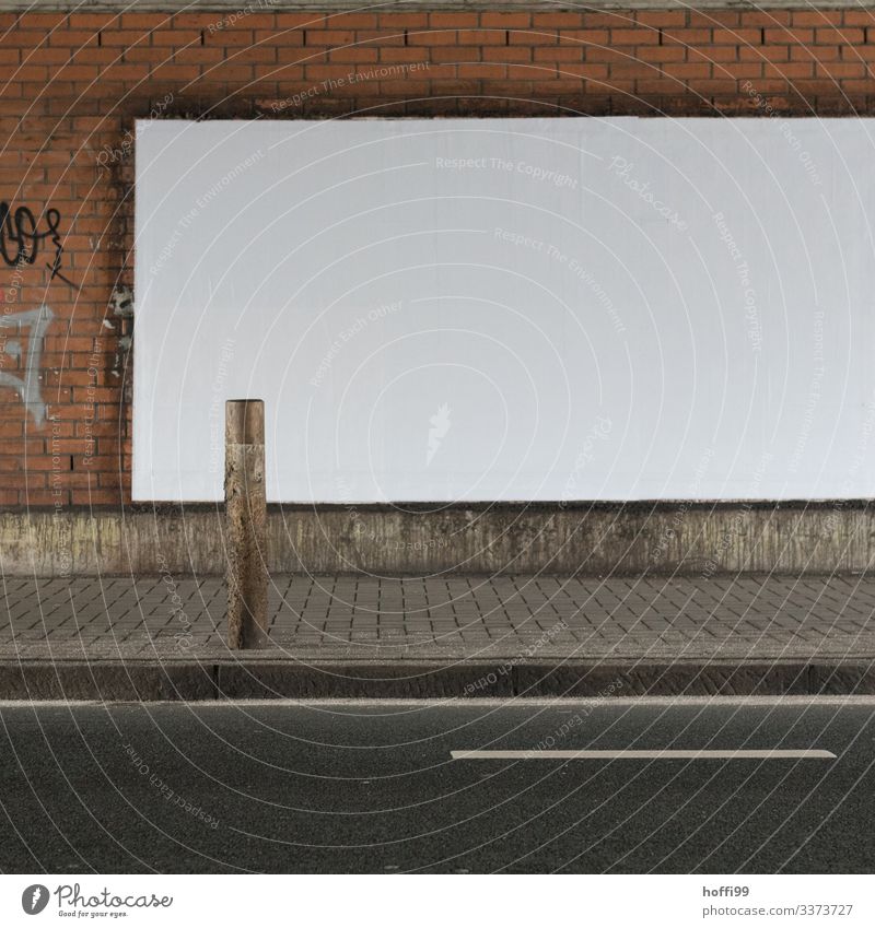leere weiße Plakatwand im Tunnel mit Straße und Begrenzungspfahl Plakatwerbung Strasse Backsteinwand leere Plakatwand Menschenleer Werbung schmuddelig dunkel