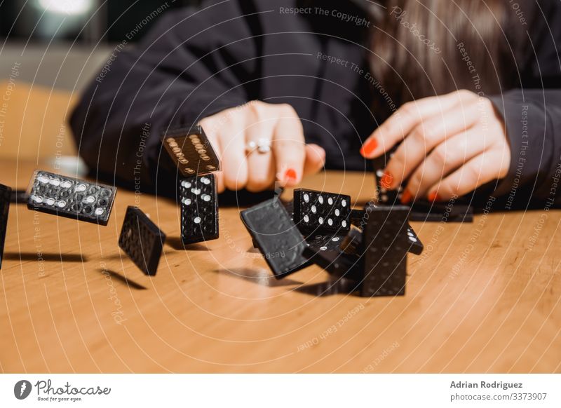 Die hölzernen Dominoblöcke, die herunterfallen Spielen Kartenspiel Poker Lotterie Business kaufen Dominosteine Absturz Klotz Einfluss Gleichgewicht Versagen