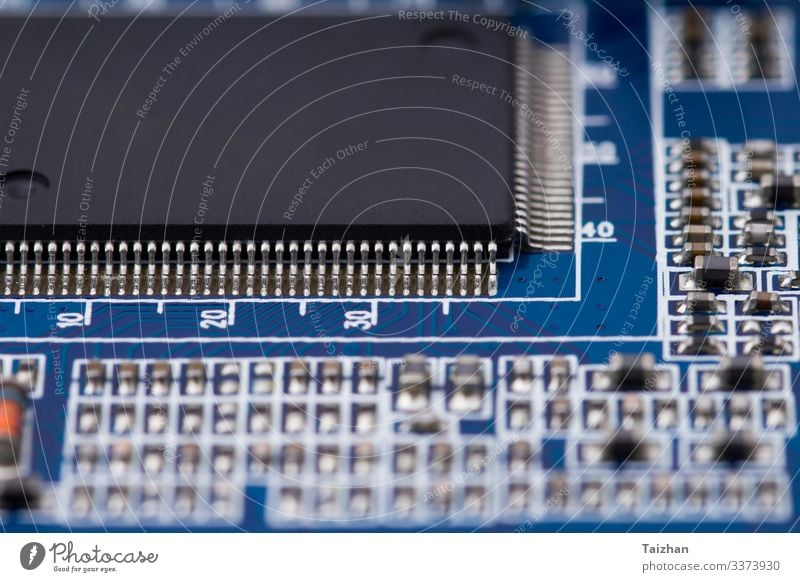 schwarzer Mikrochip auf blauer Leiterplatte. Industrie Computer Technik & Technologie Internet dunkel Jeton elektronisch integriert technisch Schaltkreis