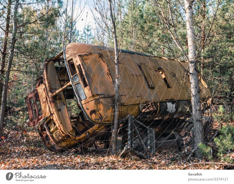 aufgegebene zerbrochene Ausrüstung im Tschernobyl-Wald Ferien & Urlaub & Reisen Tourismus Ausflug Maschine Natur Pflanze Herbst Verkehr PKW Metall bedrohlich