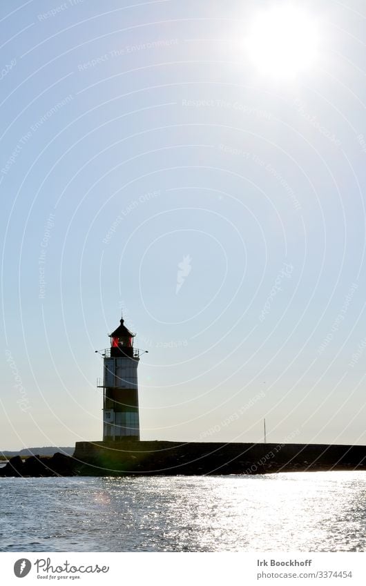 Leuchtturm seezeichen gegenlicht Farbfoto Außenaufnahme Küste Tag Menschenleer Schifffahrt Orientierung blau Fernweh Textfreiraum oben Himmel Einsamkeit