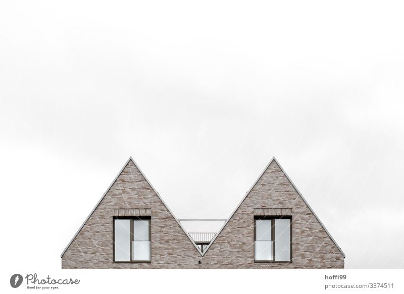 zwei dreieckige Giebel/Erker vor weißem Himmel Haus Fassade Fenster Dach kalt modern Stadt Zufriedenheit Partnerschaft Einsamkeit Genauigkeit einzigartig