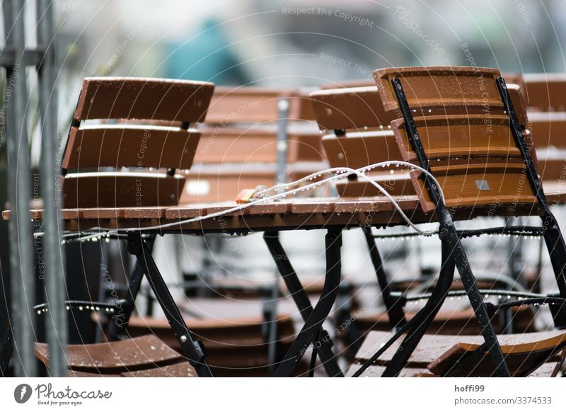 angeschlossenen Stühle und Tisch im Regen Stuhl Minimalismus minimalistisch Klappstuhl Stuhlgruppe Stapel Stuhlstapel Stahl modern trist grau Sauberkeit