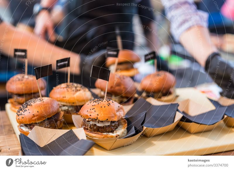 Chefkoch macht Rindfleisch-Burger auf einer Veranstaltung des Lebensmittelfestivals. Fleisch Brötchen Mittagessen Teller Schreibtisch Küche Restaurant Straße
