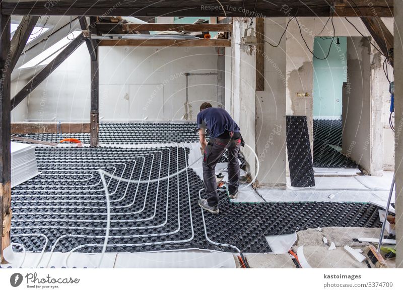 Rohrschlosser bei der Montage einer Fußbodenheizung. Leben Haus Arbeit & Erwerbstätigkeit Industrie Klima Platz Tube Kunststoff unten Geborgenheit Kontrolle