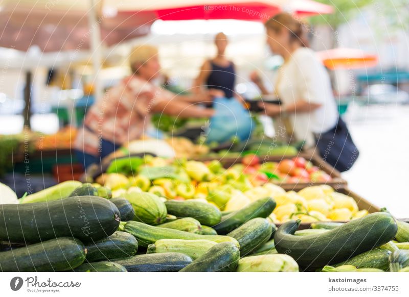 Blaue Unbekannte kaufen Gemüse auf dem Bauernmarkt. Lebensmittel Ernährung Vegetarische Ernährung Garten Dekoration & Verzierung Frau Erwachsene Marktplatz