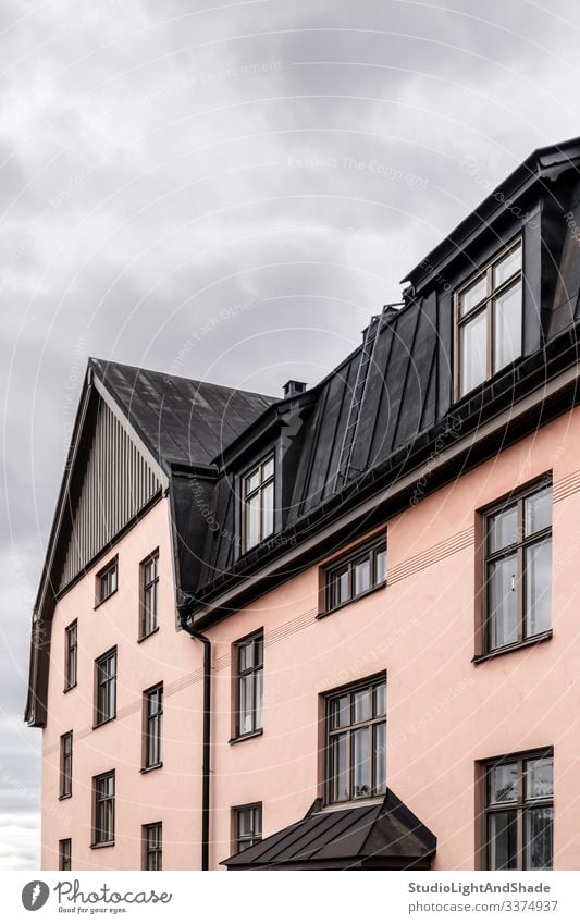 Pastellfarbenes Gebäude mit schwarzem Dach Haus Fenster Dachterrasse Europa Europäer Stockholm Schweden Schwedisch Skandinavien skandinavisch Dachboden urban
