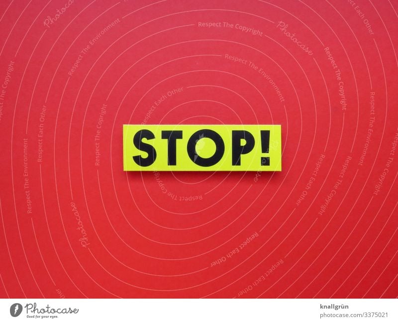 STOP! Stop rot weiß schwarz Hinweisschild Schilder & Markierungen Farbfoto Textfreiraum unten Textfreiraum links Studioaufnahme Menschenleer Schriftzeichen