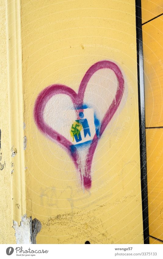 Nazis in die Tonne Haus Mauer Wand Zeichen Graffiti Hakenkreuz Herz Kommunizieren Stadt blau mehrfarbig gelb rosa Gefühle Mut protestieren Kraft Symbolismus