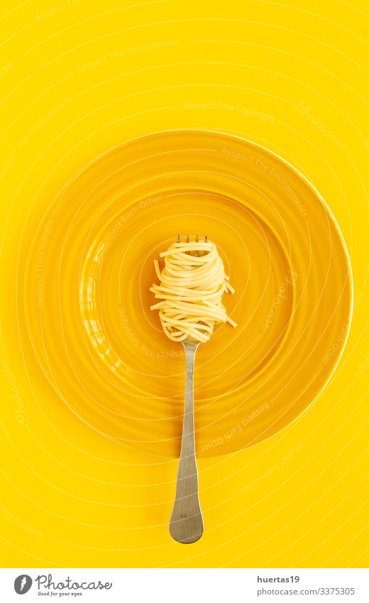 Hausgemachte Spaghetti mit Tomaten-Basilikum-Sauce Lebensmittel Kräuter & Gewürze Ernährung Mittagessen Abendessen Italienische Küche Teller Gabel Lifestyle