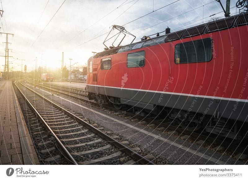 Rote Lokomotive auf den Gleisen im deutschen Bahnhof Ferien & Urlaub & Reisen Maschine Schönes Wetter Verkehr Verkehrsmittel Verkehrswege Personenverkehr