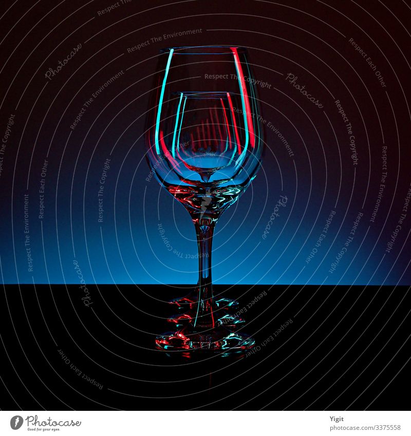 Drei Weingläser auf dem Hintergrund des blauen Gefälles Glas Dekoration & Verzierung ästhetisch Design elegant Farbe Zufriedenheit Idee Inspiration Kitsch