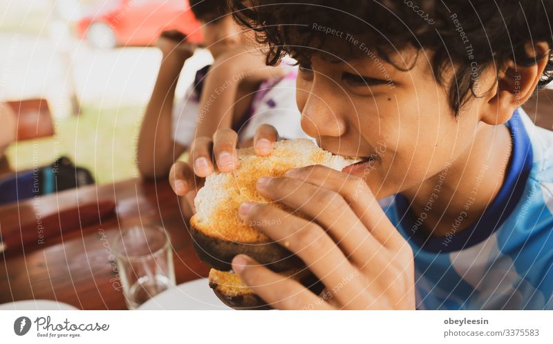 Junge glückliche Familie beim Frühstück Frucht Brot Croissant Marmelade Essen Getränk Saft Kaffee Teller Lifestyle Ferien & Urlaub & Reisen Tisch Küche Stein