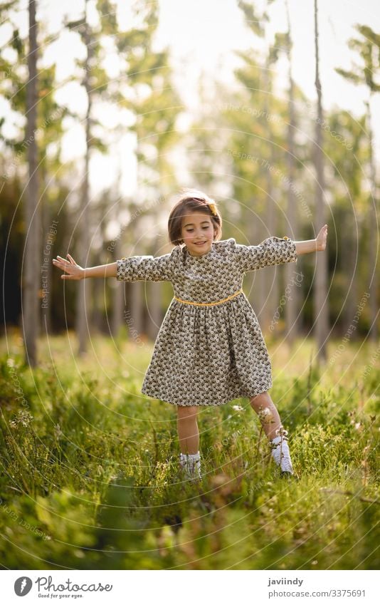 Zwei Hübsche Kleine Mädchen Im Sommer In Einem Park Mit Luftballons In Der Hand Glückliches 