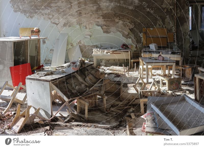 Kindergarten Ukraine Stadt Menschenleer Haus Endzeitstimmung Spielzeug Möbel kaputt Kernkraftwerk Chernobyl Puppe Farbfoto Innenaufnahme Tag Sonnenlicht