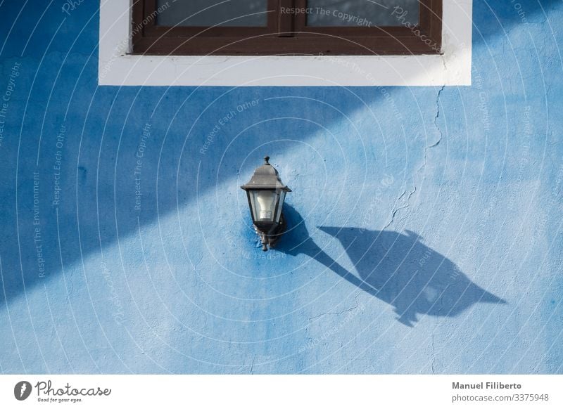 Schatten Fassade Fenster Beton Holz Metall Kristalle entdecken Blick leuchten ästhetisch Neugier blau braun schwarz weiß Coolness schön ruhig Selbstbeherrschung
