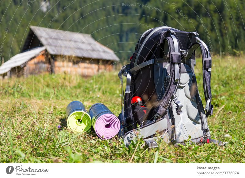 Rucksack und Yogamatten auf einer Bergwiese. Ferien & Urlaub & Reisen Tourismus Ausflug Abenteuer Camping Berge u. Gebirge wandern Haus Sport Natur Gras Wald
