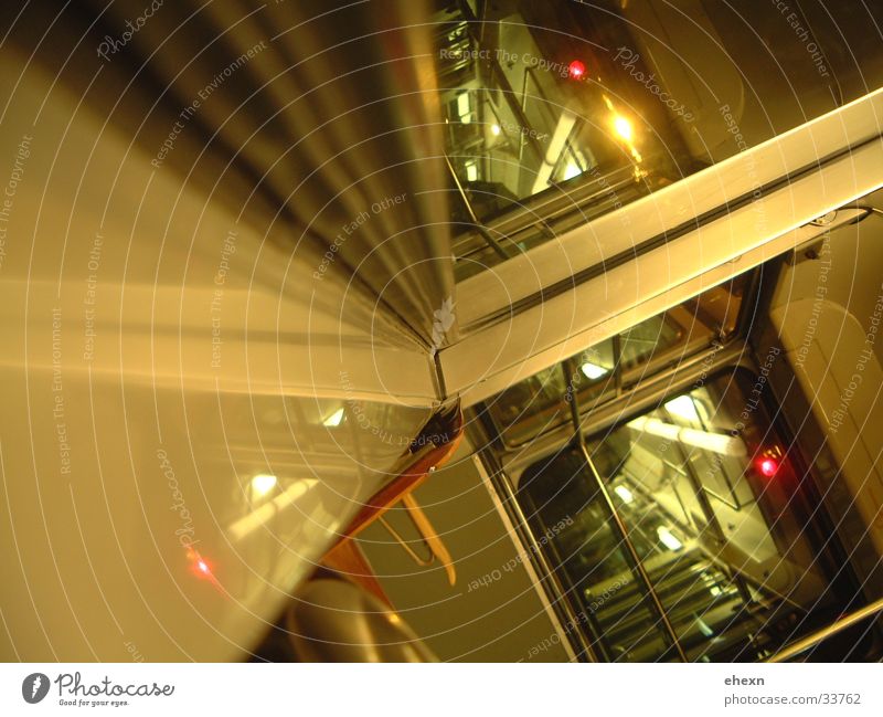 Kopf aufm Fensterreahmen Straßenbahn Nacht Stil Verkehr Perspektive Reflexion & Spiegelung Farbe Eisenbahn Zürich züritram Momentaufnahme