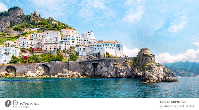 Panoramabild von Amalfi, Kampanien, Italien. Ferien & Urlaub & Reisen Tourismus Sommer Strand Meer Insel Berge u. Gebirge Haus Natur Landschaft Hügel Küste Dorf