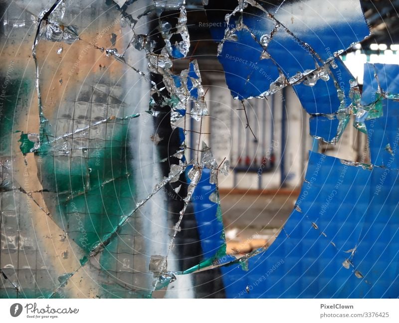 Graffitti und eine zerbrochene Fensterscheibe Straßenkunst Wandmalereien Kunst Glasscheibe lost places Menschenleer ruine Fabrikhalle