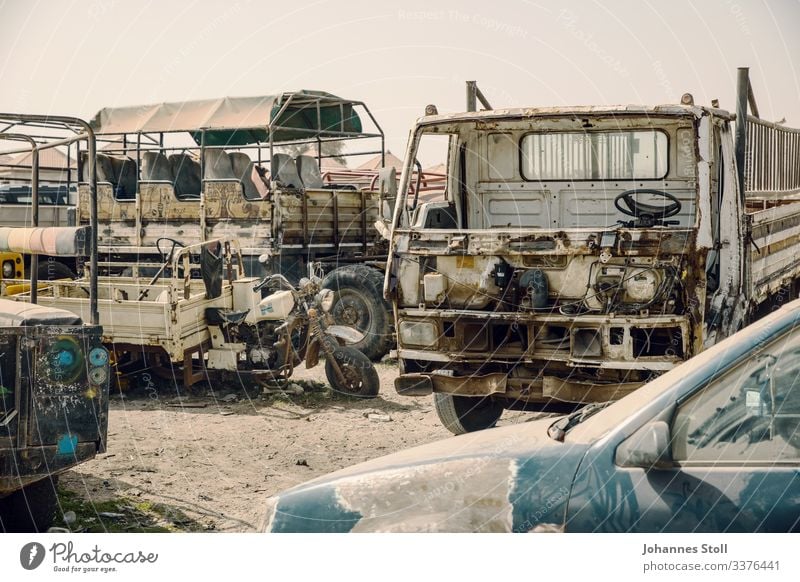 Rostige Wracks auf Autofriedhof in Afrika Autowrack abwracken Metal Eisen Stahl Recycling Abfall Entsorgung Lagerung Endlager Sand Wüste Senegal Lastwagen Truck