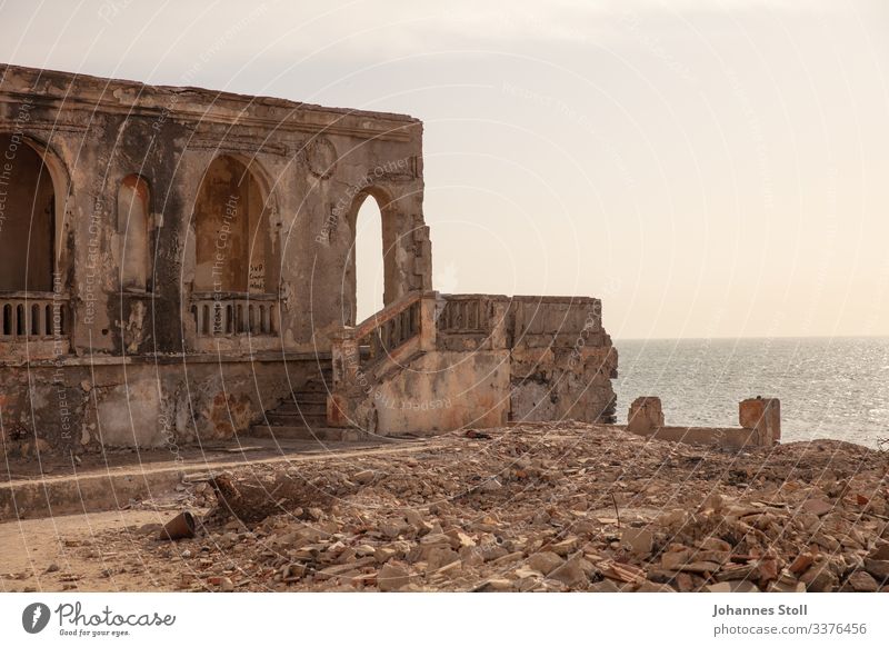 Palastruine am Meer im Abendlich Ruine verfallen Zerstörung Palazzo Architektur Gebäude Haus Wand fassade Treppe Terrasse Freitreppe Blick Meeresblick Ozean