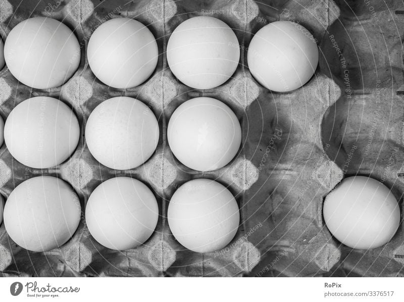 Eier in einer Pappverpackung. Ostereier Hühnerei Ostern Tradition Fest Osterfest Eigelb hartgekocht egg eggs Korb Osternest eastern Rattan Farbverlauf Färbung
