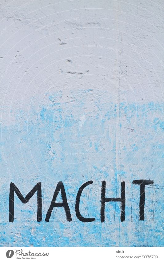 Macht Machtkampf Mauer Wand blau Fassade Architektur Haus Buchstaben Schriftzeichen Text Zeichen Graffiti Wort Typographie Schmiererei Straßenkunst Kunst
