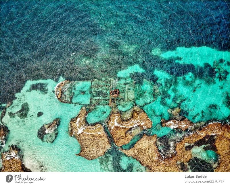 Drohnenfoto von einem Schiffswrack im Meer zwischen Felsen auf Rottnest Island in Australien Luftaufnahme Korallenriff Drohnenbilder Quokka bunt türkis reisen