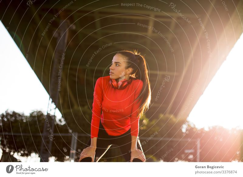 Attraktive Läuferin macht nach dem Joggen im Freien eine Pause Lifestyle Erholung Sport Mensch Junge Frau Jugendliche Erwachsene 1 18-30 Jahre Fitness rot