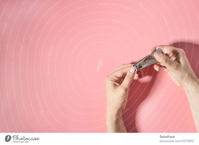 Nagelschneider Makrodetail rosa Hintergrund schön Körper Haut Maniküre Werkzeug Schere Mensch Frau Erwachsene Mann Hand Finger Metall Stahl glänzend Sauberkeit