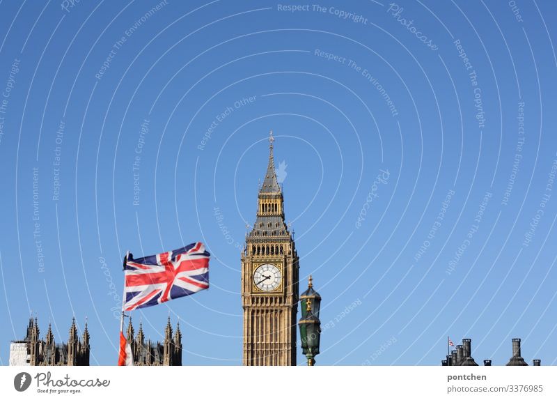 Big Ben und Union Jack Flagge vor blauem Hinmel Ferien & Urlaub & Reisen Tourismus Sightseeing Städtereise London Turm Bauwerk Gebäude Sehenswürdigkeit