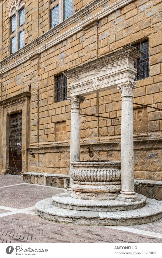 Der Rossellino-Brunnen in der Altstadt von Pienza Ferien & Urlaub & Reisen Tourismus trinken Kunst Museum Architektur Kultur Sonnenlicht Frühling Toskana