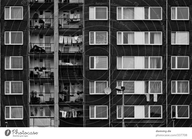 apartment b3 Stadt Hauptstadt Skyline überbevölkert Haus Hochhaus Gebäude Architektur Mauer Wand Fassade Balkon Fenster Gefühle Traurigkeit Trauer Einsamkeit