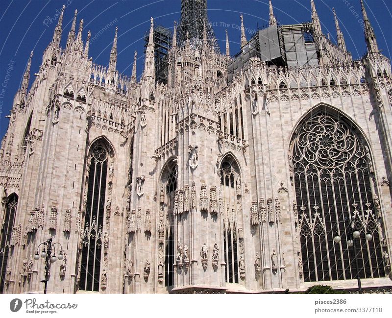 Windows and white marble architecture of the cathedral in Milan Skyline Dom Fassade Tower (Luftfahrt) Religion & Glaube history landmark Italien gothic roof