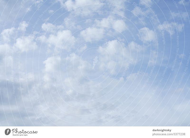 Helle weiße blaue Regen Wolken mit Durchblick in die höhere Atmosphäre zur Dämmerung. Blauweiße Stimmung. Umwelt Natur Landschaft Luft Wasser Himmel nur Himmel