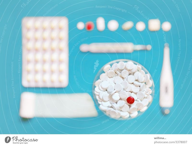 Hypochondercocktail - Tabletten, Medikamente und Fieberthermometer Krankheit Gesundheit Krankenpflege Pharmazie Gesundheitswesen Behandlung Sucht Rauschmittel