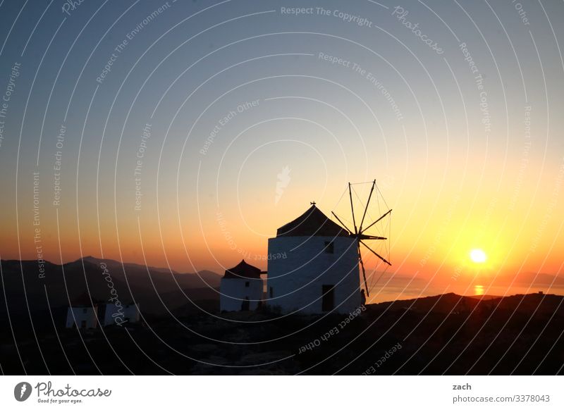 alte Windmühlen im Sonnenuntergang auf einer Insel in Griechenland Ägäis Kykladen Meer Mittelmeer Außenaufnahme Dämmerung Langzeitbelichtung Menschenleer